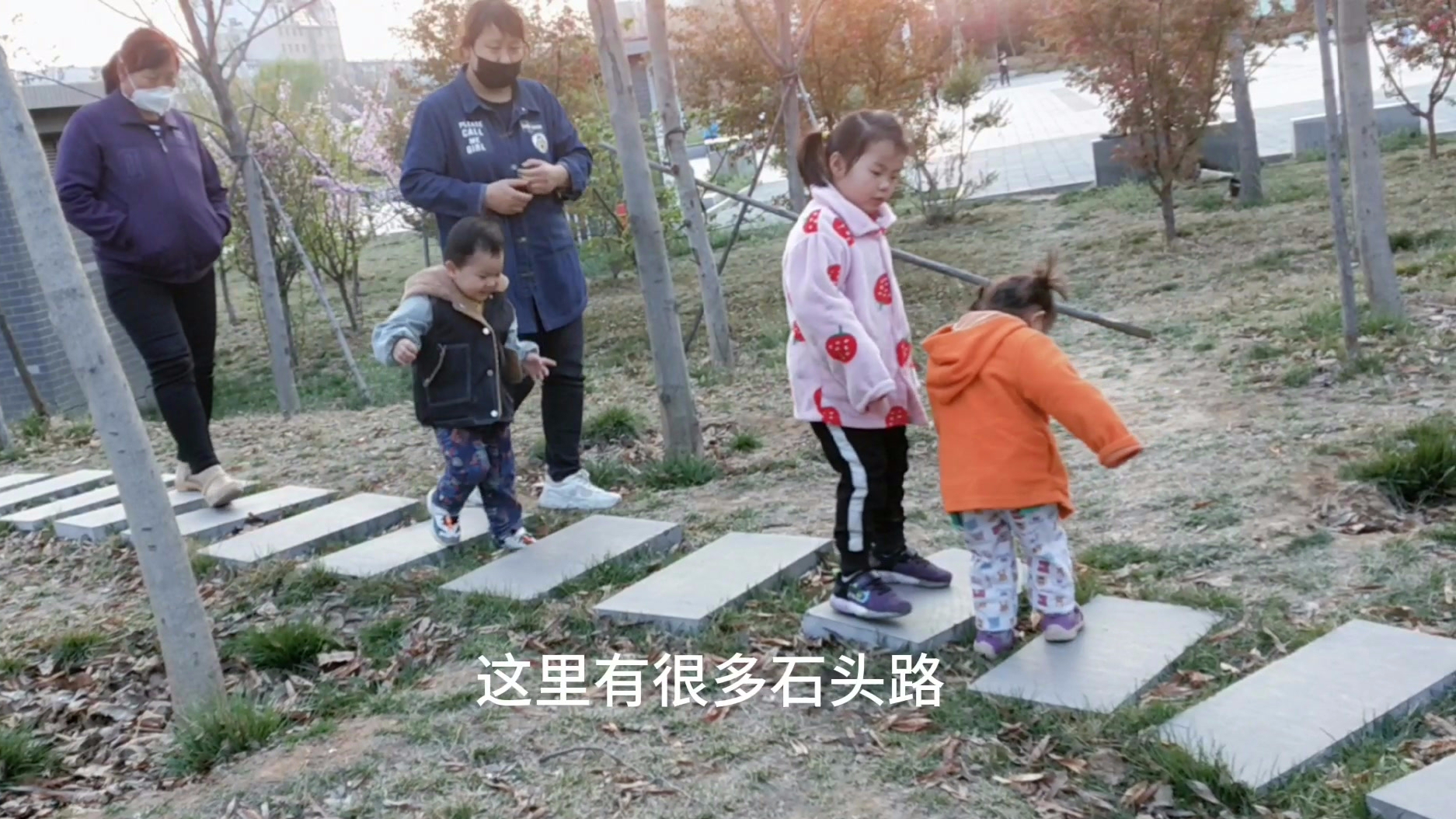 带两个宝宝踏春,宝宝开心的样子,可爱到爆!